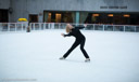 JoJo Starbuck mit einer Soloeinlage auf dem Eis am Rockefeller Center in New York