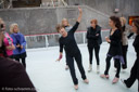 Eislaufen mit Eislauflegende Dorothy Hamill am Rockefeller Center in New York.