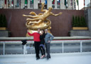 Norbert Schramm, Tai Babilonia und Randy Gardner beim Eislaufen am Rockefeller Center in New York