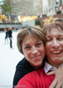Dorothy Hamill und Norbert Schramm auf dem Eis am Rockefeller Center in New York City