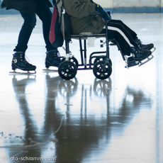 Hilfsbedürftige Kinder auf dem Eis im Rollstuhl